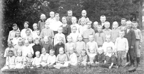 Pyhäkoulu Kykyrillä
Opettajat keskellä, vas. Edla Porkola, Elli Tuunala ja Lempi Hietala.
Ylimpänä keskellä Viljo Hietaharju (Mustikkakangas 5). Ylärivi oik. Sylvi Mäkelä ja hänen edessään Sanni Toivonen (Klapuri). Oikealla Anselmi Peuraharju (Kålaback). 
Toinen rivi ylhäältä vas. Lempi Kykyri (Nissi) ja hänen edessään Vieno Jääskä, 4. oik Viivi Sillanpää. Opettaja Elli Tuunalan edessä Oiva ja Martti Mäkelä.
Alh. toinen rivi: 6. vas. Terttu Tuunala, 4. oik. Alli Peuraharju, 2. oik. Alli Porkola. Toisessa rivissä 3. oikealta Pauli Junkkila (Rytikangas 6) 
Alarivissä vas. Elma Junkkila (m. Kippo) (Rytikangas 6), 3. vas. Anna Mäkelä, 6. vas Aimo Rimpioja, 7. vas. Elsa Roimela, 8. vas. Anja Mäkelä, 9. vas Sulo Toivonen ja 10. vas. Annikki Kykyri.
Jos tunnistat muita henkilöitä, lähettäisitkö sähköpostia vanhat.kuvat@vanhakalvia.fi  Kiitos avustasi.
Keywords: Porkola Junkkila Kippo Kykyri Tuunala Hietala Mäkelä Rimpioja Roimela Toivonen Tuunala Peuraharju Porkola Jääskä Sillanpää Klapuri Kålaback Nissi Hietaharju 