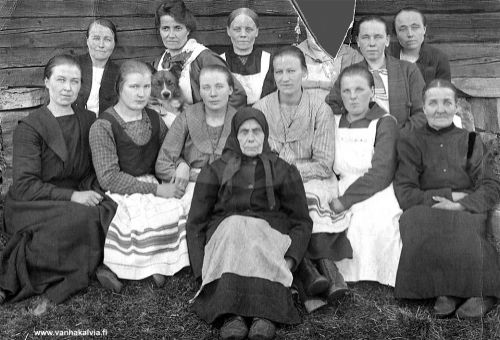 Kykyrinkylän (Porkolankylän) naisia
Takana vas: Lilja Mäkelä (Mäkelä 28), Mari Mäkelä, Alina Porkola (Porkola 24), poistettu henkilö, Fanni Porkola (Porkola 25) ja oikealla Lyyti Porkola.
Edessä vas. Edla Porkola (Porkola 23), Impi Kykyri (Kykyri 29), Impi Porkola (Porkola 27), Aili Kykyri (Kykyri 28), Tyyne Järvi (Järven mt), Lankeliinin tummu (Kykyri 26).
Keskellä "Kummi" Brita Kaisa Mäkelä (Mäkelä 19).

Keywords: Mäkelä Porkola Kykyri 