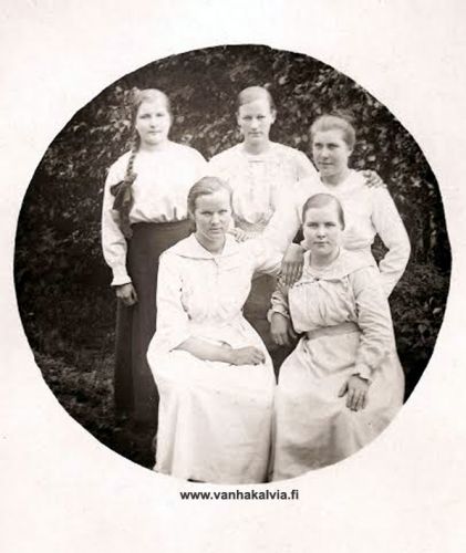 Kykyrinkylän tyttöjä
Kuva on peräisin Aili Kykyrin albumista. Aili on itse takana keskellä (1901-1957, Kykyri 28), mutta ketä muita kuvassa on? Olisivatko tytöt Ailin vieressä ja oikealla edessä Ensi (s. 1898), Lilja (s. 1900) ja Impi (s. 1902, myöh. Tikkanen) Kykyri (Kykyri 29).  Kuva on 1920-luvulta. Lähettäisitkö tietoja sähköpostiosoitteeseen outi.jarvi (at) gmail.com 
Kiitos avustasi!

Keywords: Kykyri