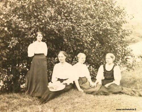 Kykyrin tyttöjä
2. vas. Aili Kykyri (s. 1901, Kykyri 28). Aili oli Kykyrin Aapan, kuuluisan kansanparantajan tytär. Tiedot Jorma Porkola.
Jos tunnistat kuvasta muita henkilöitä, lähettäisitkö tietoja osoitteeseen outi.jarvi (at) gmail.com. Voit myös ottaa yhteyttä Kälviän kotiseutuyhdistykseen. Kiitos avustasi!

Keywords: Kykyri