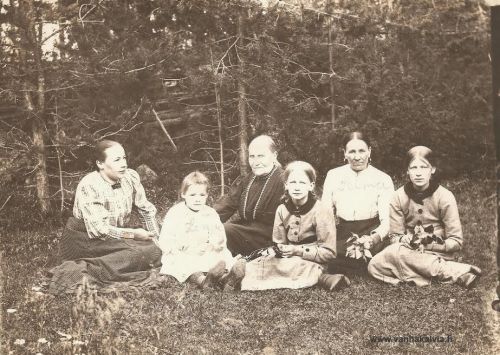 Kykyrin väkeä Sahamäellä
Kuvassa ovat oikeasta reunasta lähtien Aili Kykyri (1901-1957), äitinsä Selma (1873-1947) ja sisarensa Tyyne Kykyri (1903-1917). Perhe käytti näihin aikoihin sukunimeä Mäki (Kykyri 28). Perheen isä Abraham Kykyri oli kuollut vuonna 1910.
Keskellä oleva vanhempi nainen on Kalle Kykyrin vaimo Liisa (o.s. Alatalo), joka oli syntynyt vuonna 1841 Saloisissa (Kykyri 25). Hänestä vasemmalle Lempi (s. 1908, myöh. Nissi) ja äärimmäisenä vasemmalla on Lempin äiti ja Selman sisko Lyydia Kykyri (1882-1958, Kykyri 25).  Tuohon aikaan puhuttiin Sahamäen Lyytistä ja Lempistä, mutta oikea sukunimi heillä oli Kykyri. Lyydia Kykyri oli ollut Amerikassa vuosina 1901-1906, mutta palasi sieltä Kälviälle veljensä Kallen ja tämän vaimon Liisan kanssa. 

Keywords: Kykyri Mäki Sahamäki Alatalo Nissi Saloinen