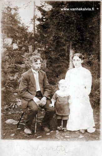 Langelinin perhe
Kuvassa ovat Otto ja Senja Langelin poikansa Martin kanssa (Kykyri 26). Kuva on lähetetty neiti Tyyne Kykyrille (Kykyri 28) ja takana ovat nimet Otto ja Senia Lankeliini. Kälviän siirtolaisissa kerrotaan Otto Langelinista, joka matkusti äitinsä luo Amerikkaan vain 8-vuotiaana, luultavasti jonkun vanhemman henkilön mukana. Otto oli syntynyt Saarijärvellä 1887 ja palasi melko pian Suomeen. Kälviälle hän tuli 1899 Toholammilta ja avioitui Anna Senja Kykyrin kanssa 1911. Otolle ja Senjalle syntyi kolme lasta ja asuinpaikkana oli Senjan koti Kykyrillä. Ammatiltaan Otto oli suutari.
Keywords: Langelin Kykyri Saarijärvi Toholampi