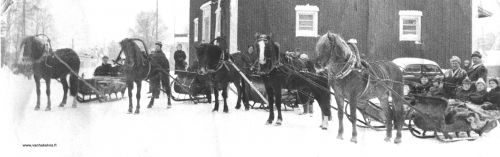 Laskiaisajelulla
Hevoset ja kuskit vasemmalta oikealle: 
Paula om. Kalevi Uusitalo
Vakori om. Samuli Vuolle
Harppo om. Mikko Nikula
Masto om. Toivo Kangas
Ari-Hokki om. Vilho Hankaniemi
Kuva on julkaistu Keskipohjanmaa-lehdessä.

Keywords: Uusitalo Vuolle Nikula Kangas Hankaniemi 