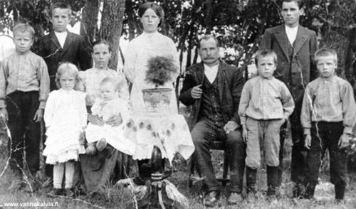 Alfred Lassilan perhe Kälviällä
Sanna Marian ja Alfredin perhekuvassa Kälviällä lapset (vas.) Vilho (1900-1944), Aarne (1897-1971), Sylvi (s. 1907), Vilma (äidin sylissä, s. 1911), Fanni (s. 1898), Tenho (s. 1905), Väinö (s. 1893) ja Alfred Rafael (Eeli, s. 1902). Kuvan ottoaika kesällä 1912. Esikoistytär Hulda Eufemia oli menehtynyt 18-vuotiaana keuhkokuumeeseen vuonna 1910. (Lassila 34)

Keywords: Lassila