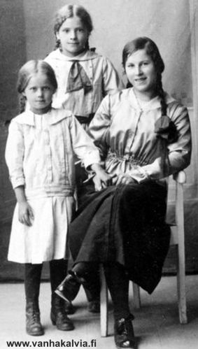 Fanni, Sylvi ja Vilma Lassila
Sisarukset (vas.) Vilma Rauha (s. 1911), Sylvi Anna Maria (s. 1907) ja Fanni Elisabet (s. 1898). Kuvan ottoaika noin vuonna 1918. (Lassila 34)

Keywords: Lassila