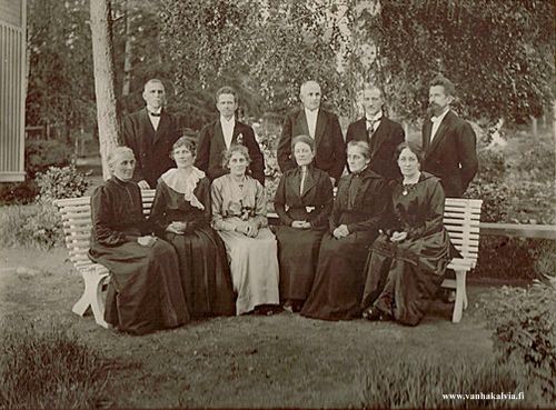 Jooseppi Lassilan perhettä Vaasassa
Nainen vaaleassa puvussa keskellä, ilmeisesti Beda Lassila. Nainen aivan oikealla Nanny Lassila. 
Josef Lassila (s. 1863, Lassila 25) muutti Vaasaan 1886. Siellä hän meni Carl Finnilän suuren tukkuliikkeen palvelukseen ja pääsi johtajaksi Ähtärin Myllymäen sivuliikkeeseen. Sinne Josef otti työhön kälviäläisen Frithiof Tikanojan (Tikanoja 12).
Miehet perustivat vuonna 1905 Vaasaan menestyvän yrityksen, jonka nimeksi tuli Lassila & Tikanoja. Yritys oli aikanaan Pohjoismaiden suurin yksityinen tukkuliike. Se erikoistui tekstiilitukkukauppaan ja laajentui myöhemmin vaatetus- ja kenkäteollisuuteen. Parhaimmillaan Lassila & Tikanojalle oli teollista toimintaa lähes kahdellakymmenellä paikkakunnalla Suomessa. Tunnetuimpia tuotemerkkejä olivat Tiklas-puvut, -paidat ja -puserot sekä Topman-kengät. Viennin osuus liikevaihdosta oli 1960-luvulta lähtien yli 50 prosenttia ja yhtiöllä oli merkittävää toimintaa useissa Euroopan maissa. Lassila & Tikanojan osakkeiden noteeraus Helsingin Pörssissä alkoi vuonna 1961. Nykyisin Lassila & Tikanoja Oy:n toimialana on ympäristönhuolto ja kiinteistöpalvelut.
Josef Lassilan isä, Erik Lassila oli tuottelias kellontekijä ja monessa mukana ollut luottamusmies, äiti oli Kaisa Sakarintr. Honkala. 
Keywords: Lassila Vaasa