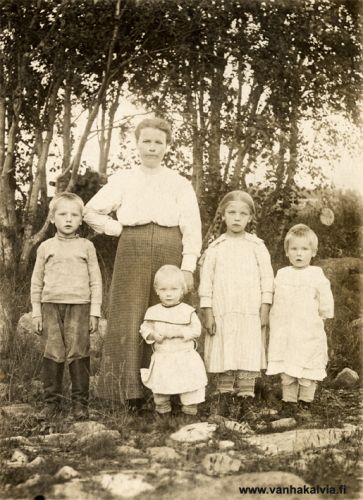 Laura Hakala ja lapset
Laura Hakala (o.s. Koivu, 1888-1952) ja perheen vanhimmat lapset Vieno (s. 1910), Urho (s. 1912), Ilma (s. noin 1914) ja Yrjö (s. 1916). Kuvaajana on ollut perheen isä Jukka (Juho) Hakala, joka harrasti valokuvausta. (Pirkola 26) 
Keywords: Koivu Hakala Pirkola Hämeenkyrö 