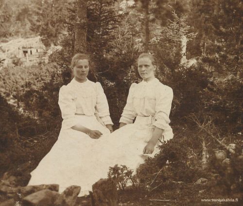 Tuntemattomia tyttöjä 
Kuvan takana on teksti: Neiti Laura Koivu, Kälviä 
Laura Koivu ei kuitenkaan ole kuvassa, vaan tytöt ovat toistaiseksi tunnistamatta.
Laura Koivu, myöh. Hakala (1888-1952) (Pirkola 26) meni vuonna 1912 naimisiin Hämeenkyröstä Kälviälle muuttaneen Frans Juho (Jukka) Hakalan kanssa ja heille syntyi 9 lasta. Jukka harrasti valokuvausta ja kuva on hänen ottamansa.

Keywords: Koivu Hakala Pirkola Hämeenkyrö 