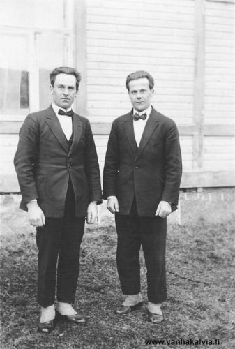 Veljekset
Kuvassa veljekset Leevi (s. 1903) ja Viljo Kaijalainen (s. 1905). Kuva on otettu v. 1927 Tikanojalla.
Keywords: Kaijalainen Tikanoja 