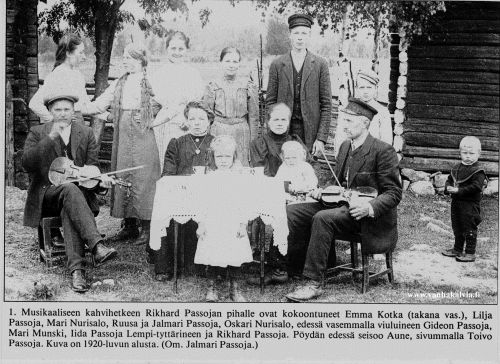 Musikaalinen kahvihetki Passojalla
Kuva on julkaistu Keskipohjanmaa-lehdessä ja kahvihetki on pidetty Ida ja Rikhard Passojan pihassa. Toivo ja Lempi olivat heidän vanhimmat lapsensa (Passoja 33). Gideon, Ruusa, Jalmari ja Lilja Passoja olivat sisaruksia ja Aune oli Ruusan tytär (Passoja 29). Oskari Nurisalon oli Ida Nurisalon (Riipun Iida) poika (s. 1900, Nurisalo 4). 
Lempi ja Toivo Passojan iästä päätellen kuva on otettu noin 1912.
Keywords: Passoja Kotka Munski Nurisalo