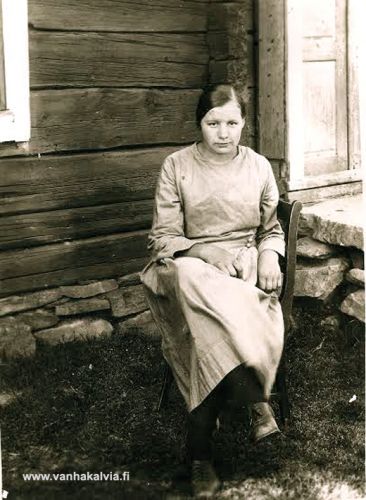 Lempi Kykyri
Lempi Kykyri eli Sahamäen Lempi kotinsa portailla (s. 1908, myöh. Nissi, Kykyri 25). Kuva on ehkä Jukka Hakalan ottama ja ajoittuu 1920-luvun puolen välin tienoille.
Keywords: Kykyri Sahamäki Nissi