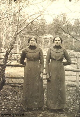 Tikkasen tytöt Lempi ja Lilia
Vasemmalla Lempi (1893-1972) ja oikealla Lilia (1896-?) (Tikkanen 27). 
Lilia avioitui Yrjö Korpijärven kanssa.

Keywords: Tikkanen Korpijärvi