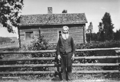 Kivityömies Ananias Leskinen 
Maaningalta kotoisin oleva Ananias Leskinen (1851-1941, Kourijärven mäkitupa) tuli Kälviälle rautatien rakentamisen aikoihin ja avioitui Maija Liisa Lindgrenin (1854-1929, Anttila 1) kanssa vuonna 1885. Vuonna 1910 he muuttivat Koskelan maalle Knuutin eli Vehtarin "Pikkutupaan" (Vehtari 6), jonka edessä kuva on otettu. Asuinpaikka on nimetty kirkkoväärti (kyrkväktare) Knut Råmanin mukaan ja alkuperäinen paikka on ollut Kirkkotien toisella puolen, Koskelantien varressa oikealla, Mansikkamäen talon lähellä. Ananiaksen Pikkutupa sijaitsi paikalla nykyisin sijaitsevan talon edessä ja siitä on vielä kivijalkaa havaittavissa. Myös Ananiaksen tekemää kiviaitaa on jäljellä.
Ananias Leskinen oli taitava “kivimies” ja on tehnyt mm. Kokkolan Isokadun koulun kivijalan aikoinaan. Hänen tiedetään olleen mukana myös Kälviän tapulin kivijalan ja portaiden uusimisessa. Hän oli aikoinaan aktiivinen työväenliikkeen kannattaja.
Ananiaksella ja Maija Liisalla oli kuusi lasta, joista nuorin kuoli pienenä. Vanhempi poika Otto (s. 1887) lähti Amerikkaan vuonna 1906, palasi sieltä 1912. Vuonna 1918 hän meni Venäjälle ja jäi sinne pysyvästi. Tyttäristä Iina Esteri (s. 1892) vihittiin 1914 Amerikasta tulleen Matti Evald Tuomaalan (Tuomaala 18) kanssa. Pariskunta lähti pian häiden jälkeen Amerikkaan ja heidän tiedetään asuneen Ashtabulassa, Ohiossa.
Keywords: Leskinen Lindgren Maaninka Tuomaala Ashtabula Ohio USA