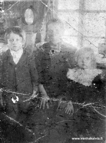 Liisa-mummo ja lastenlapset
Kuvassa on Liisa Antintytär Pajala (myöh. Hirvelä, s. 18.4.1854, Ojakangas 1) ja hänen lastenlapsensa Elmo ja Pajalan Martta.
Keywords: Pajala Hirvelä