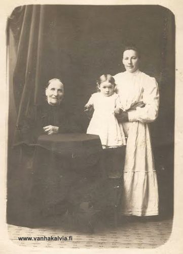 Kykyrin naisväkeä
Kuvassa ovat vasemmalla Kalle Kykyrin vaimo Liisa (o.s. Alatalo, s. 1841 Saloisissa). Oikealla on Lyydia Kykyri (1882-1958) ja keskellä hänen tyttärensä Lempi (s. 1908, myöh. Nissi). (Kykyri 25)
Keywords: Kykyri Alatalo Sahamäki Nissi