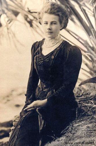 Lilia Kinnari - Laakso 
Lilia Kinnari (s. 1893, Kinnari 25) lähti Amerikkaan vuonna 1913. Vuotta myöhemmin, elokuussa 1914 hän meni naimisiin Nestor Laakso -nimisen miehen kanssa. Pariskunta asui Astoriassa, Oregonissa ja heillä oli ainakin yksi tytär. 
Kuva lienee otettu vuoden 1913-1914 vaiheilla, koska kihlasormus näkyy Lilian sormessa.
Keywords: Kinnari Laakso Astoria Oregon USA