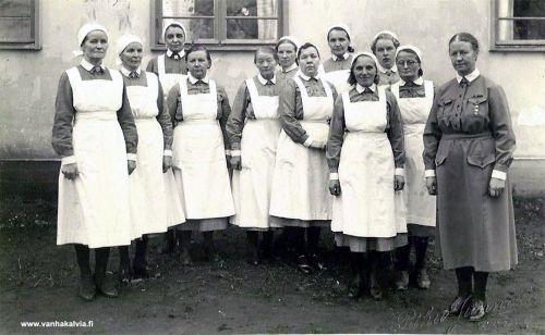 Kälviän Lotat 
Riku Junnolan ottamassa kuvassa on Kälviän Lotta-kahvilan henkilökuntaa ja "päällikkönsä" Kerttu Tapio. Lotat järjestivät mm. sankarihautajaisten tarjoilun. Henkilöt vasemmalta lähtien: Nasto Laine, Esteri Raitala, Alli Ojanperä , Nelma Pernu, Esteri Penttilä, ? , Martta Porrassalmi, Aune Raitala,  ? , Annikki Penttilä, Alli Pernu. Oikealla Kerttu Tapio. Jos tunnistat lisää henkilöitä, lähettäisitkö viestin Vanhan Kälviän sähköpostiin. Kiitos avustasi.


Keywords: Tapio Laine Raitala Pernu Penttilä Porrassalmi Tuunala Junnola