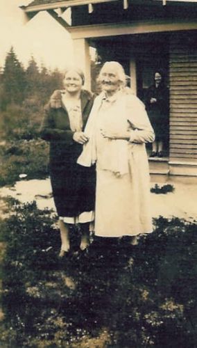 Lovisa Kippo
Kuvassa oikealla Lovisa Kippo (s. Järvi, 1857-1936). Leander ja Lovisa Kippo (Kippo 15) matkustivat 4-vuotiaan Juho Alfred-poikansa kanssa Amerikkaan vuonna 1882. He asuivat pitkään Minnesotassa, mutta muuttivat vuonna 1914 Pearson-nimiselle paikkakunnalle Washingtonin valtioon. 
Kuva on otettu 1930-luvulla. Lovisan vierellä mahdollisesti joku tyttäristä.
Keywords: Kippo Järvi Midway Minnesota Pearson Washington USA 