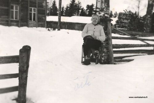 Lydia Palo 
Lydia Palo (1879-1950, Palo 8 ja 8a) kuvattuna Palon pihassa 1940-luvulla.
Lydia Palo oli nuorena Amerikassa (Hanna, Wyoming) ja avioitui siellä Vilho Granforsin kanssa. Vilho kuoli 1907 ja Lydia meni naimisiin Juho (Jani) Sandvikin kanssa. Palasivat Kälviälle vuonna 1911. 

Palo on aikoinaan ollut Peltokorven Krekilän talon torppa. Se sijaitsee Välikylässä, mutta maanmittarien kartassa se on Peltokorpea. Tie Paloon lähtee Ullavan tieltä Hillin taloryhmän takaa korkean mäen päältä ja on asukkaiden kannalta käytännössä Välikylää.
Keywords: Palo Sandvik Granfors Hanna Wyoming USA