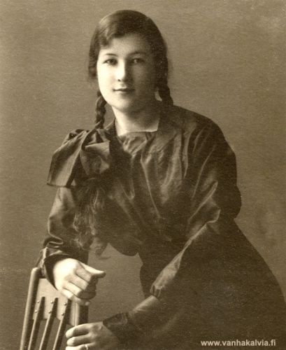 Lyyli Järvi
Kuvassa Lempi Lyyli Järvi, (1899-1986, Järvi 25). Kuva on luultavasti otettu ripillepääsyn kunniaksi.
Keywords: Järvi