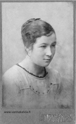 Lyyli Järvi
Kuvassa Lempi Lyyli Järvi, (1899-1986, Järvi 25). Lyyli oli kotoisin Järven Matintuvasta. Hänen isänsä Antti Järven isä, Matti Järvi, oli kotoisin Riihimäen talosta ja tuli Järvelle vävyksi (Riihimäki 11, Järvi 20). 
Keywords: Järvi Riihimäki