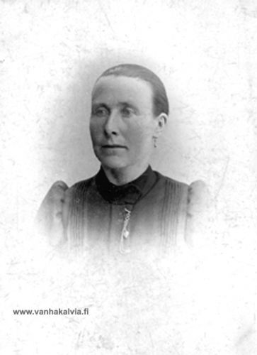Vanhankartanon Maija
Maija Sofia Karhulahti (1862-1945, Karhulahti 23) asui Isosaaren pihapiirissä omassa talossaan. Karhulahden Vanhakartano (Karhulahti 23) oli myyty Oskari Isosaarelle vuonna 1927. Maija testamenttasi oman asuinrakennuksensa sukulaispojalleen, Ilmari Myllylälle, joka siirsi sen nykyiselle paikalle Isonsaaren ja Hampsin puoliväliin. Maija Karhulahti oli ystävällinen ja lapsirakas henkilö, mutta omaa perhettä hänellä ei ollut. Myös kaikki hänen sisaruksensa jäivät naimattomiksi. 
Keywords: Karhulahti Myllylä Isosaari Hampsi