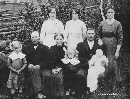 Mäkelän perhettä
Jukka Hakalan ottamassa valokuvassa on Kalle ja Edla Mäkelän perhettä. Takana tyttäret Hilma ja Febe ja heidän lisäkseen Jukka ja Selma Mäkelä (o.s. Kankkonen) lapsineen. Lapset vasemmalta Sally, Sanni ja Synny. (Mäkelä 27, Mäkelä 35)
Keywords: Mäkelä Kankkonen Hauhtonen