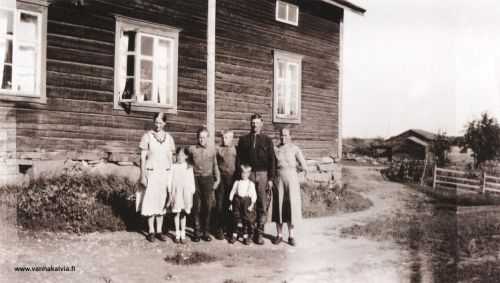 Mäkelän perhe
Oikealla Alma (s. Tiala) ja Juho Mäkelä. Lapset vasemmalta lähtien Sally, Airi, Kalle, Olavi ja pienin Lauri. Lauri asuu nykyään Ruotsissa. (Mäkelä 35)


Keywords: Mäkelä Tiala 