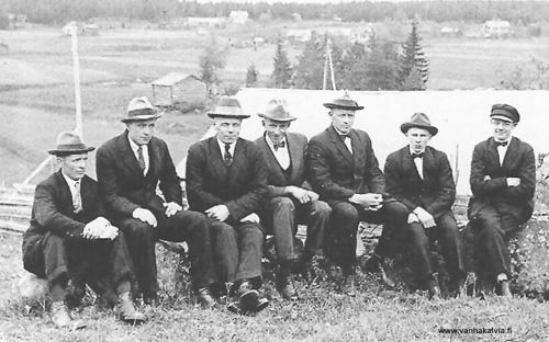 Mäkelän mäkisyrijällä
Vasemmalta: Otto Porkola (Porkola 27), tunnistamaton, Väinö Porkola (Porkola 24), Paavo Mäkelä (Mäkelä 30), Reino Mäkelä (Mäkelä 32), Lauri Nurila (Nurila 27), tunnistamaton. 
Kuva on otettu mahdollisesti 1930-luvulla. 
Keywords: Porkola Mäkelä Nurila 