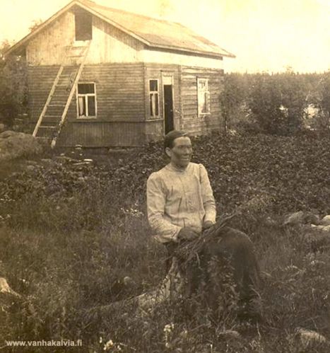 Maria Granö - Järvi
Maria Järvi (s. Granö, 1856-1934) tupansa edustalla Konkenkarissa (Järvi 21). 
Keywords: Järvi Granö 