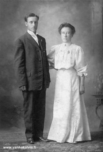 Maria Selinda Uusimäki - Hendrickson ?
Hääkuvassa näyttäisi olevan Maria Selinda Uusimäki (s. 24.3.1879 Kälviä, Moisionmäki 3) suomalaissyntyisen miehensä Henry Hendricksonin kanssa. Kuvan takana on valokuvaamon leima ja paikkakunta, Cloquet, Minnesota. Sinne Maria Selinda matkusti helmikuussa 1907 yhdessä Hilma Palolan (myöh. Syrjälä, Palola 3) kanssa. USA:n väestönlaskentatietojen mukaan Henry Hendrickson oli neljä vuotta nuorempi vaimoaan. Amerikkaan hän oli tullut vuonna 1903, mutta Suomen kotipaikkakunta ei ole tiedossa. Pariskunnalle syntyi neljä lasta, joista yksi kuoli pienenä. Vanhimmat lapset ovat syntyneet Montanassa ja nuorin Minnesotassa. Henry Hendrickson oli kaivostöissä Montanassa, Red Lodgessa, mutta ennen vuotta 1918 perhe on muuttanut Minnesotaan, Moose Lake -nimiselle paikkakunnalle, josta he ovat hankkineet farmin. 
Keywords: Uusimäki Hendrickson Cloquet Minnesota MooseLake Montana RedLodge  USA Palola Syrjälä