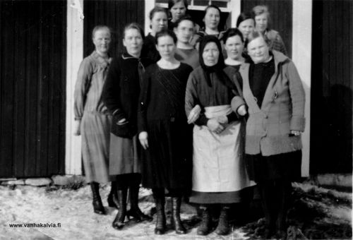 Maria Pirskeri ja muita Ruotsalon naisia
Maria Pirskeri valkoisessa esiliinassaan edessä keskellä nuorempien naisten ympäröimänä. Edessä toinen vasemmalta Ruotsalon koulun opettaja Anni Humina. Hänen takanaan vasemmalla on Lempi Lehto (Pietilä 25). Anni-opettajan ja Maijan välissä on Suoma Matjussi (Matinjussi 23), hänen takanaan liikahtanut henkilö on Rauha Rimmi (Rimmi 20). Maijan oikealla puolella olevan naisen takana oleva tumma nainen on Tyyne Matjussi (Matinjussi 23). Taaimmaisena oleva nuori tyttö on Sisko Nissilä (Nissilä 22).  
Maija Pirskeri (Maria Josefina) oli kotoisin Peitsolta (1858-1929, Ruohokari 3). Hän oli naimisissa Kalle Pirskerin  (1860-1931, Birskär 4) kanssa, jonka suku oli lähtöisin Matjussilta. 
Keywords: Pirskeri Matinjussi Humina 