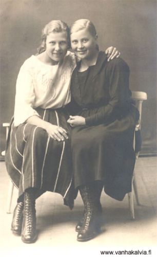 Ystävykset Martta ja Bertta
Ystävykset ovat vas. Martta Hakunti (m. Virolainen, Hakunti 21) ja oik. Bertta Hilli (Heikkiniemi, myöhemmin Porri). 
Berttan vanhemmat Jannes Hilli (Hilli 16) ja Brita Johanna Heikkiniemi (Heikkiniemi 16) olivat olleet Amerikassa, jossa syntyivät vanhimmat lapset. Perhe palasi Kälviälle 1907, ja Bertta syntyi 1908. Brita Johannan kuoltua Jannes Hilli lähti vanhempien lasten kanssa takaisin Amerikkaan ja Bertta jäi Heikkiniemeen.
Jannes Hilli avioitui Kälviältä Amerikkaan lähteneen Rosa Tuomaalan kanssa (Karhuoja 10).  Perheen asuinpaikkana oli Indepence, Washington. 
Bertta meni naimisiin Lauri Porrin kanssa. Martta muutti Töysään 1931.
Keywords: Hakunti Virolainen Heikkiniemi Hilli Porri Karhuoja Independence Washington USA