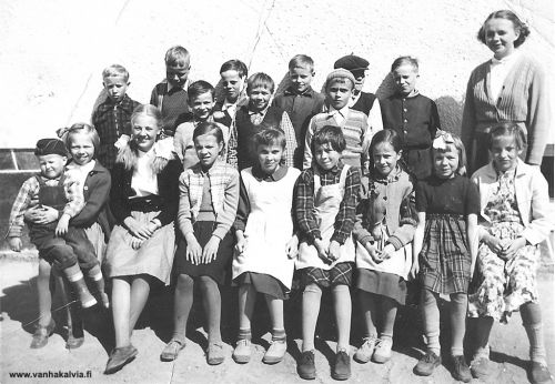 Marttilan koulun oppilaita 1954
Marttilan uusi koulu valmistui vuonna 1954. Syksyllä 1954 alkaneen neljännen luokan oppilaat pääsivät ryhmäkuvaan. Takana vas. Erkki Mäkelä, Asko Puikko?, Jukka Nikula, Heikki Porkola, tunnistamaton ja Juhani Leppiniemi.
Välissä vas. Risto Hukkanen, Jaakko Hietala ja Olavi Rauhala.
Edessä vas. Raija Järvinen, sylissä Kari Suonperä (Elli ja Heikki Suonperän poika), Leena Rannisto, Tuula Hjelm, Marja-Liisa Nurila, Leena Mäkelä, Leena Roimela, Eila Mäkelä ja Tuula Hautala. Opettajana toimi Heidi Päkkilä. Koulun keittäjänä toimi Elli Suonperä ja talonmies oli Heikki Suonperä.
Keywords: Päkkilä Mäkelä Puikko Nikula Porkola Leppiniemi Hukkanen Hietala Rauhala Järvinen Suonperä Rannisto Hjelm Nurila Roimela Hautala