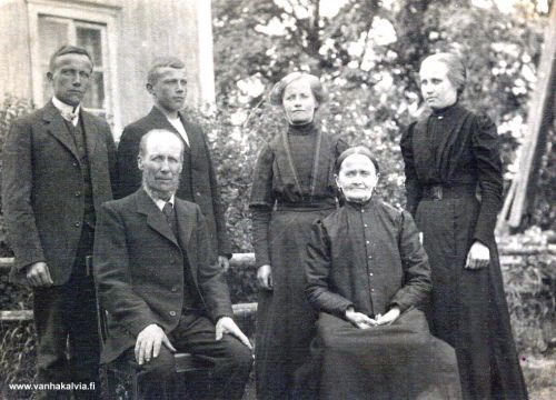 Marttilan Aleksintuvan väki
Edessä Aleksi (1845-1925) ja Marjaana Marttila (s. Klapuri, 1851-1950) (Marttila 22). Takana vas. K V (Kalle Valfrid) Marttila (1878-1965), Arvo Marttila (s. 1896), Selinda Marttila (1887-1970) ja Selma Marttila (1883-1963). Kuvasta puuttuu tytär Maria (1875-1953), joka oli jo ehtinyt avioitua Pernulle (Pernu 49).


Keywords: Marttila Klapuri Pernu