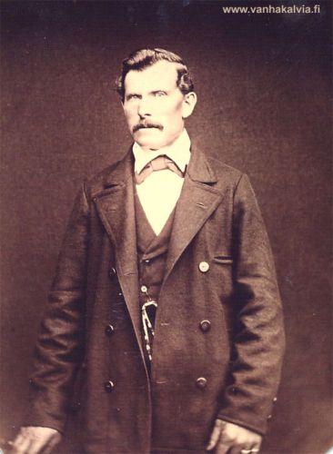 Antti Matinjussi
Matjussin Antti (1841-1912, Matinjussi 19) oli kalastaja ja kansanparantaja, joka poisti hampaita, pysäytti veren valumisen haavasta ja sekoitti voiteita ihottumiin. Hän hoiti jäsenvikoja, puukonpistoja ja muita haavoja, mm. ompeli tappelussa irti kiskaissun päänahan paikoilleen. Haavojen ompelua varten hänellä oli omatekoinen kupera neula. Antamansa ensiavun jälkeen Antti lähetti potilaat Kokkolaan lääkäriin.

Lusina Hagman kuvailee Antti Matjussia isänsä "oikeana kätenä" kesäisillä meriretkillä. Antti Matinjussi oli kaksi kertaa naimissa. Kaikki ensimmäisen avioliiton aikuisiksi eläneet lapset menivät Amerikkaan. Asuinpaikkana heillä oli Astoria, Oregon ja sukunimenä oli Anderson.

Antti Matinjussi (or Matjussi) was a fisherman and a well known practioner of folk medicine. He was able to heal wounds and stop bleeding even from distance. He always sent the patients to a doctor after giving them first aid.

Antti Matinjussi's children from his first marriage emigrated to Astoria, Oregon and took the surname Anderson. They were:
William Anderson (1863-1932)
Alfred Anderson (1867-1900)
Charles Anderson (1869-1954)
Amanda Anderson Suokko (1871-1952)




Keywords: Matinjussi Anderson Suokko USA Astoria Oregon 