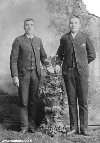 Matti Peitso Amerikassa 
Oikealla Matti Peitso (1850-1930, Peitso 28). Matti lähti Amerikkaan jo vuonna 1873. Hän oli siellä viisi vuotta, palasi sitten ja meni vuonna 1882 naimisiin Maria Lovisa Lassilan kanssa. 

Ei ole tiedossa, missä päin Amerikkaa kuva on otettu. Vasemmanpuoleisen miehen nimi ei myöskään ole tiedossa. Voisi kuitenkin olla mahdollista, että hän on Juho Marianpoika Peitso (s. 1849, Peitso 15), sillä Ruotsin siirtolaisarkiston tietojen mukaan Matti Peitso on matkustanut kesäkuussa 1873 Amerikkaan yhdessä vuonna 1849 syntyneen Juho Peitson kanssa. Miesten matkareitti on kulkenut Kokkolasta Göteborgiin ja määränpäänä on ollut Erie, Pennsylvania. Juho Peitso ei palannut Amerikasta takaisin.




Keywords: Peitso Lassila Erie Pennsylvania USA