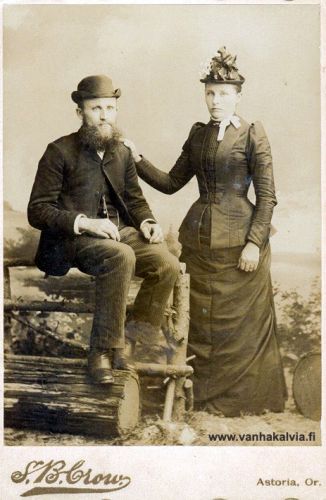 Matti ja Susanna Rinell (Riippa)
Kuvassa ovat luultavasti Matti ja Susanna Rinell (Riippa).
Matti Matinpoika Riippa (1853-1929, Riippa 19) avioitui Kälviällä serkkunsa Matilda Riipan kanssa vuonna 1879. Matilda kuoli keuhkotautiin vuonna 1880 ja pariskunnan tytär vuotta myöhemmin. Vuonna 1882 Matti lähti Amerikkaan. 
Riipan sisarussarjasta Amerikkaan oli ensimmäisenä lähtenyt Jaakko Matinpoika (1855-1888), jo vuonna 1872. Jaakko, joka käytti sukunimeä Rinell, oli asettunut Astoriaan, Oregoniin, josta löytyi puoliso, Susanna Purtilo (Hedman, 1861-1936), lähtöisin Isokyröstä. 
Veljekset Jaakko, Matti, Kalle ja Antti hankkivat uudistilat Columbia-joen Washingtonin puoleiselta rannalta (Salmon Creek, Deep River).  Jaakko Rinell hukkui Columbia-jokeen tammikuussa 1888 Gleaner-höyryaluksen haaksirikossa. Susanna jäi leskeksi ja viisi lasta isättömäksi. Vanhin lapsista täytti yhdeksän vuotta onnettomuutta seuraavana päivänä ja nuorin oli syntynyt vain vähän ennen isänsä kuolemaa.
Susanna ja Matti Rinell menivät naimisiin joulukuussa 1888 ja saivat ainakin 7 lasta. Kuva lienee otettu avioliiton solmimisen aikoihin. Perheen asuinpaikka oli Salmon Creek Columbia-joen Washingtonin puoleisella rannalla. Sinne oli raivattu maatila, jossa pidettiin myös lypsykarjaa. Jossain vaiheessa 1920-luvulla Matti ja Susanna myivät maatilansa Lempi-tyttärelle ja hänen miehelleen ja muuttivat takaisin Astoriaan.


Keywords: Riippa Rinell Purtilo Hedman Astoria Oregon SalmonCreek DeepRiver Pacific Washington USA Isokyrö 