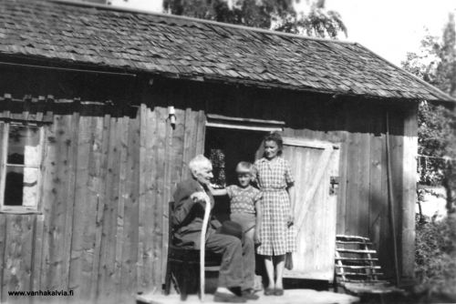Matti Tuomaalan perhettä
Matti Antinpoika Tuomaala (s. 1861, Karhuoja 10) ja todennäköisesti hänen jälkikasvuaan. Jos tunnistat henkilöt, lähettäisitkö tietoja sähköpostiosoitteeseen vanhat.kuvat@vanhakalvia.fi. Kiitos avustasi.
Keywords: Tuomaala Karhuoja 
