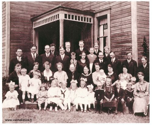 Matti ja Susanna Rinellin (Riippa) perhe
Matti ja Susanna Rinell istuvat keskellä tummissa vaatteissa, muu perhe on heidän ympärillään. Kuva lienee otettu 1920-luvun lopulla. 

RINELL, MATT -- Born May 23, 1853, Finland. Died Sept. 30, 1929, Astoria, Ore. Husband of Susanna. Farmer. Father: Matt Riippa (b. Finland). Mother: Fredrica Herronen (b. Finland). Burial at Deep River, Wash.
RINELL, SUSANNA -- Born June 7, 1861, Finland. Died May 30, 1936, Astoria, Ore. Widow of Matt Rinell. Father: Herman Hedman (b. Finland). Burial at Deep River, Wash.
Keywords: Riippa Rinell Purtilo Hedman Astoria Oregon SalmonCreek Pacific Washington USA Isokyrö