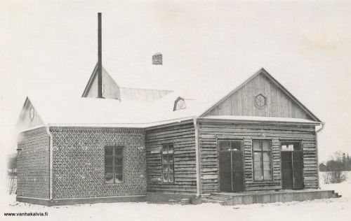 Kälviän meijeri vuonna 1925
Meijerille meni tie Kälviän Osuuskaupan päästä (rautatien puoli) alas notkoon joen rantaa kohti.
