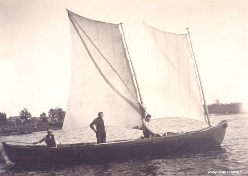 Merellä
Kuvassa vas. Matti Järvi (Järven mt), Jooseppi Hakunti (Hakunti 22) ja oik. Jannes Järvi (Järvi 28). Jooseppi Hakunti (1883-1933); Matti Järvi (1872-1928); Jannes Järvi (1882-1954).
Keywords: Hakunti Järvi