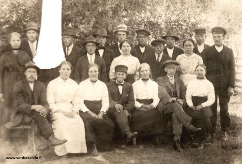 Miekkojan kylän väkiä
Miekkojan kylän nuoria kokoontuneina ”sakkikuvaan” noin 1916. Kuva lienee otettu kesällä 1916, sillä kihlapari Nikolai Jylhä ja Ellen Uusitalo on vihitty 19.8.1916 Kälviällä. Ensti Jylhä puolestaan meni Amerikkaan kuukautta myöhemmin samana vuonna ja palasi kotiin lokakuun jälkipuoliskolla 1920. Kuvassa mahdollisesti oleva Antti Miekkoja kaatui vapaussodassa 1918. 
  
Takimmainen rivi vasemmalta oikealle: Eino Uusitalo?, Ensti Jylhä (Tuomaala 19), Ilmari Puukangas (Puukangas 20), Eemil Miekkoja (Miekkoja 20? vai Miekkoja 19 Einar Emil?), Otto Uusitalo (Joosepintupa, Uusitalo 21), Antti Tuomaala (Tuomaala 16 vai Tuomaala 18 = Miekkoja 19 Marian puoliso?) ja oikealla Matti Uusitalo. 
  
Keskirivi vasemmalta: Tyyne (Uusitalo 23), Senja (kuva leikattu pois, olisiko ollut Senja o.s. Kivelä Miekkoja 19 vai Uusitalo 20 Senja?), Hugo (Uusitalo 23) ja Julia Uusitalo (Uusitalo 21), Ernst Tuomaala (Tuomaala 20 ?), Hilma Lassila (Lassila 29? vai onko tiedoissa kirjoitusvirhe ja kuvassa onkin Hilja Lassila 35?) ja oikealla Kalle Miekkoja (Muurais-Kalle, Miekkoja 19?). 
  
Eturivi vasemmalta: Kihlapari Nikolai Jylhä (Tuomaala 19) ja Elle Uusitalo (Uusitalo 21), Tuomaan Mari, Eino Uusitalo (Uusitalo 22), Hilma ja Antti Miekkoja (sisarukset? Miekkoja 19?), Lempi Lehtimäki.


Keywords: Uusitalo Puukangas Miekkoja Tuomaala Lassila Jylhä Lehtimäki