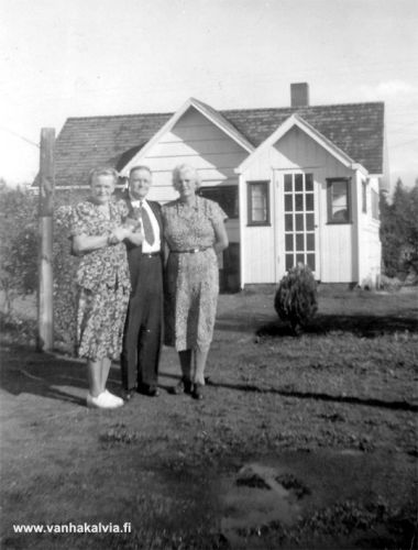 Miika Maunumäki 
Kuvassa Miika Maunumäki ja luultavasti jompi kumpi naisista on hänen vaimonsa Saima. Miika Maunumäki sai  vuonna 1909 viiden vuoden passin Amerikkaan eikä palannut koskaan takaisin Kälviälle. Miika asui Washingtonissa ja työskenteli kaivoksissa ja puunjalostusteollisuudessa. Miika Maunumäki oli syntynyt 1.10.1887 ja kuoli Aberdeenissa, Washingtonissa 12.3.1980. Amerikassa hän käytti nimeä Mike Maki. (Maunumäki 36) Miikan vaimo Saima oli syntynyt Seinäjoella 8.9.1896 ja tuli vanhempiensa kanssa Yhdysvaltoihin 9-vuotiaana. 


Keywords: Maunumäki Maki USA Washington Aberdeen Seinäjoki