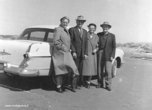 Miika Maunumäki eli Mike Maki
Miika Maunumäki (1887-1980, Maunumäki 36) vaimonsa kanssa oikealla. Ystäväpariskunnan nimet eivät ole tiedossa. Kuva on otettu USA:ssa, jossa Miika käytti nimeä Mike Maki. Vuonna 1919 Miika on laittanut vireille USA:n kansalaisuushakemuksen. Hakemuspaperista käy ilmi suomalaissyntyisen vaimon nimi, Saima, sekä asuinpaikka Carbonado, Washington. Miikalla ja Saimalla oli poika Alvin Leo Maki (s. 4.9.1917, k. 25.1.1971).
Keywords: Maunumäki Maki USA Washington