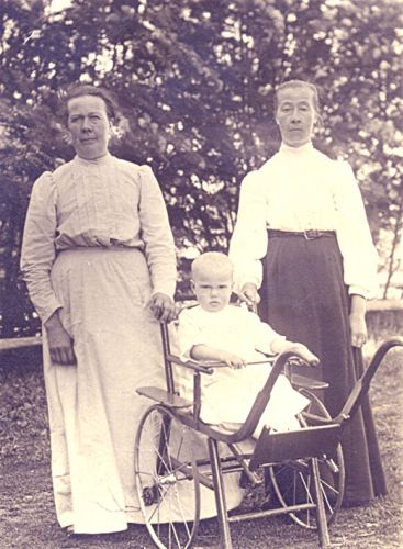 Mikkolan väkeä n. 1912
Sisarukset Sofia (Fiia) ja Hilta sekä Hiltan poika Pauli Mikkola. 
Sofia Karolina Mikkola (1861-1932), Hilda Maria Mikkola (1872-1954).
Hiltan puoliso oli Antti Puukangas, joka lähti Amerikkaan 1911 ja kuoli siellä (Puukangas 20). Pauli oli syntynyt 1910. 
Keywords: Mikkola Puukangas USA 