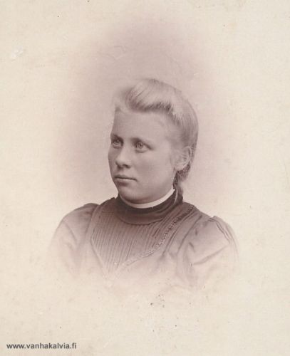 Milia Pietilä - Peterson
Milia Pietilä (s. 1884, Pietilä 24) lähti Amerikkaan vuonna 1903 ja hänet vihittiin siellä samana vuonna Gustaf (August) Väinö Pettersonin kanssa. Pariskunta asui New Yorkissa ja heille syntyi neljä lasta.
Lapsista kaksi vanhinta kuoli pieninä (Adelaide-tytär Kälviällä 1913). Pojista nuorempi kaatui jouluna 1944 Normandian maihinnousussa Ranskassa. 
G. V. Peterson oli kotoisin Houtskäristä, Turun saaristosta. Hän oli syntynyt n. 1872. 
Keywords: Pietilä Peterson Petterson Houtskär NewYork USA
