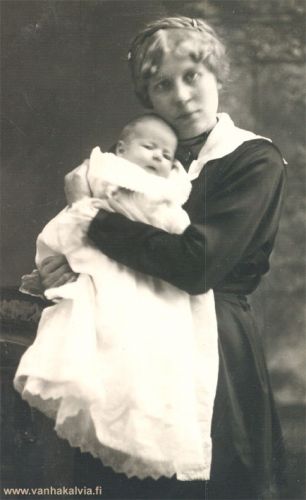 Milia Peterson poikansa Edwin Haroldin kanssa
Milia Pietilä - Peterson (Pietilä 24) vanhemman poikansa Edwin Haroldin (2 kk) kanssa. Kuva on otettu New Yorkissa n. 1915. Milia oli naimisissa Wäinö Peterssonin kanssa, joka oli kotoisin Houtskäristä. Perhe asui New Yorkissa.


Keywords: Pietilä Peterson Petterson Houtskär NewYork USA