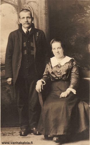Amanda ja Israel Moilanen - vihkikuva?
 Ritarin Amanda (1861-1950, Penttilä 23) lähti Amerikkaan 23-vuotiaana vuonna 1884 ja avioitui pian suomalaissyntyisen Eric Ericksonin kanssa. Avioliitto oli lapseton. Leskeksi jäätyään hän meni toisiin naimisiin Israel Moilasen kanssa. 
Israel Moilanen (1870-1946) oli jäänyt leskeksi Elsa-vaimonsa (s. Väyrynen) kuoltua synnytykseen. Hän palkkasi Amanda Ericksonin hoitamaan taloutta ja kolmea pientä lastaan. Asiat sujuivat hyvin ja Amanda ja Israel avioituivat jossain vaiheessa vuosien 1910 ja 1920 välillä. Kuva voi mahdollisesti olla vihkikuva, tosin sulhasen takin alla oleva villatakki viittaisi johonkin arkisempaan tilanteeseen.
Amandan tiedetään myös toimineen ompelijana ja Israel oli työssä kaivoksessa.



Keywords: Ritari Erickson Eriksson Moilanen Eriksson Erickson Väyrynen Ironwood Republic Michigan USA