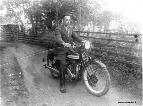 Eeli Lassila ja moottoripyörä
Husqvarna-merkkistä moottoripyörää kuljettaa Alfred Rafael (Eeli) Lassila (s. 1902, Lassila 34). Hän oli suuren osan elämästään työssä Vaasassa, Lassila ja Tikanojalla. Vaasaan hän muutti vuonna 1929. Tiedot Mikko Kivelä.


Keywords: Lassila